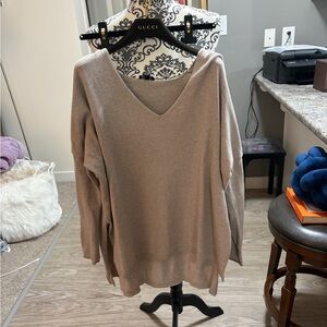 EXPRESS - Women's V-Neck Sweater in Tan